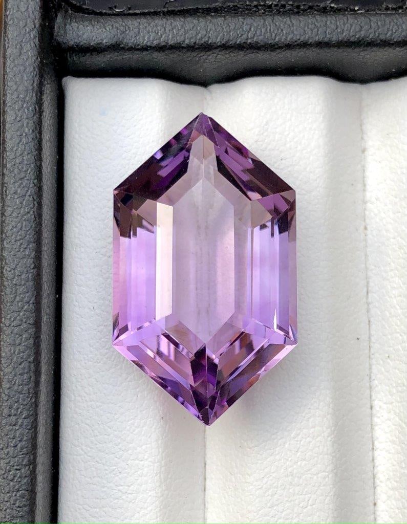 28.00 Carats Flawless Amethyst Gemstone - 28X16X12 mm (1 of 4)