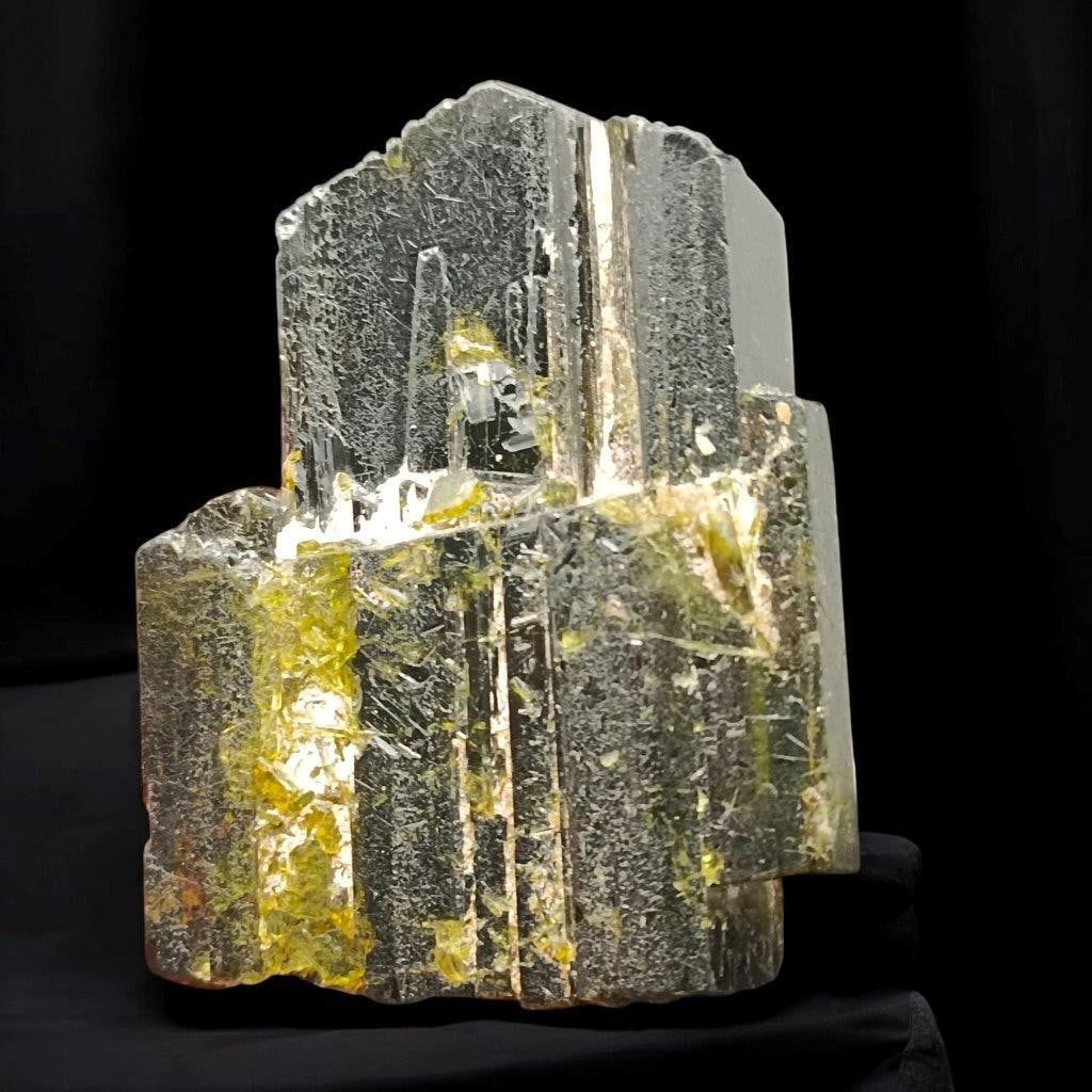 Epidote Terminated Crystal - 53 41 13 mm - 63 Grams: Epidote Terminated Crystal - 53 41 13 mm - 63 Grams Shipping Rate: FREE SHIPPING .shipping rates are determined by Parcel weight and destination.Combined shipping: We offer combine shipping on multipl
