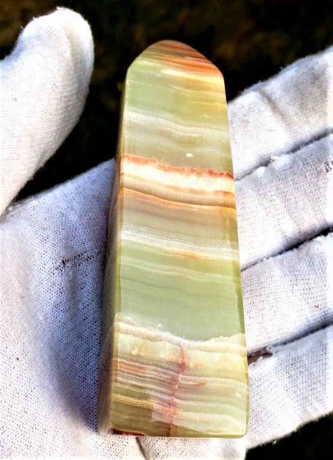 Hand Carved Onix Tower - 181.6 Grams: Hand Carved Onix Tower - 181.6 Grams - 96X31X29 mm Shipping: $23.00. Shipping rates are determined by Parcel weight and destination.