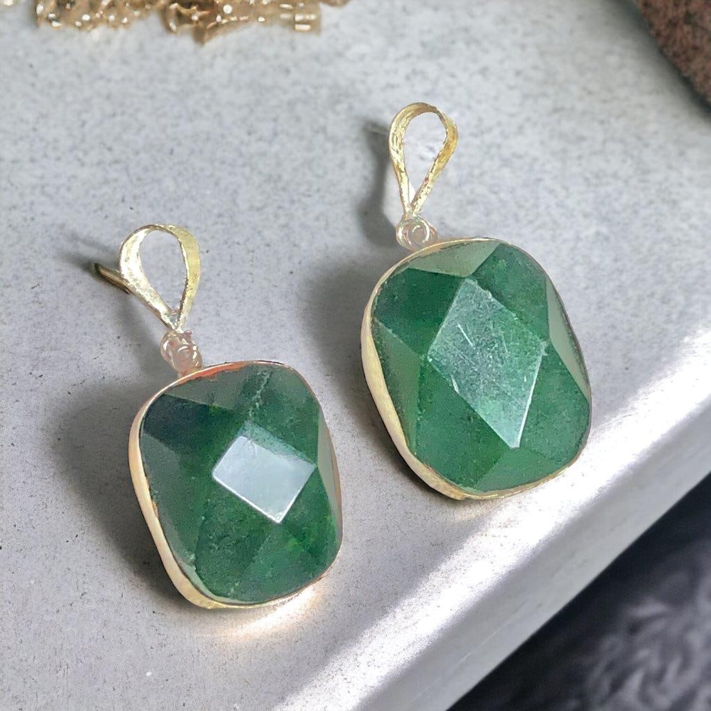 Faceted Nephrite Jade pendants: Faceted Nephrite Jade pendants Shipping: Domestic: Flat-rate of $23.00 to anywhere within the contiguous U.S.International: Foreign shipping rates are determined by destination. International