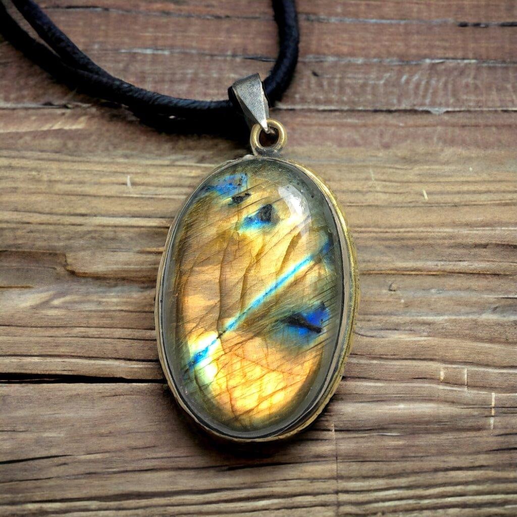 Firey Labradorite Pendent silver gemstone: Firey Labradorite Pendent silver gemstone Shipping: Domestic: Flat-rate of $23.00 to anywhere within the contiguous U.S.International: Foreign shipping rates are determined by destination.