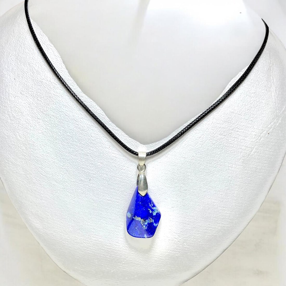 Natural Lapis Lazuli Silver Pendant: Natural Lapis Lazuli Silver PendantShipping Rate: $23.00 .shipping rates are determined by Parcel weight and destination.Combined shipping: We offer combine shipping on multiple items purchased to red