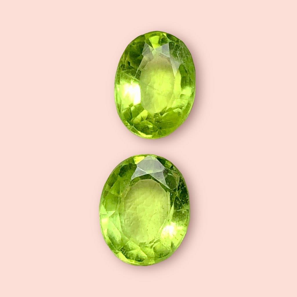 2.40 Carats 7up Color Paired Peridot Lot - 7X5X4 mm: 2.40 Carats 7up Color Paired Peridot Lot - 7X5X4 mm Shipping Rate: $15.00 .shipping rates are determined by Parcel weight and destination.Combined shipping: We offer combine shipping on multiple items