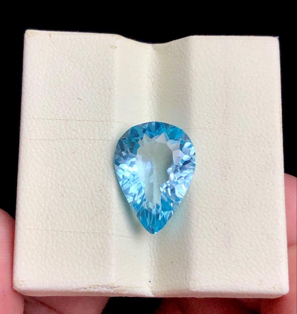 10.65 cts Swiss Blue Topaz Gemstone ? Natural Loose Stone with Brilliant Shine - 17.5X12X7 mm: 10.65 cts Swiss Blue Topaz Gemstone ? Natural Loose Stone with Brilliant Shine - 17.5X12X7 mm Rate: 23$ WorldWideshipping rates are determined by Parcel weight and destination.Combined shipping: We of