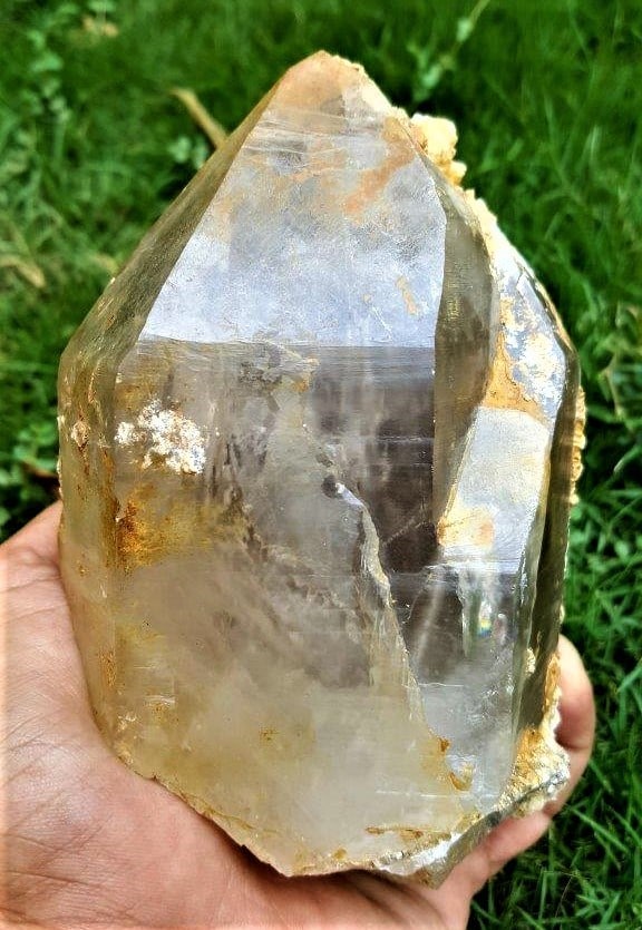 Beautiful Quartz Crystal Terminated - 1400 Grams: Beautiful Quartz Crystal Terminated - 1400 Grams - 140X85X84 mmShipping Rate: $85.00 .shipping rates are determined by Parcel weight and destination.Combined shipping: We offer combine shipping on