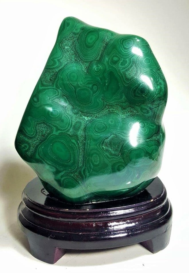 Top Grade Malachite Standing Tumble - 3244.7 Grams: Top Grade Malachite Standing Tumble - 3244.7 Grams - 198X153X93 mmShipping Rate: $110.00 .shipping rates are determined by Parcel weight and destination.Combined shipping: We offer combine shipping on