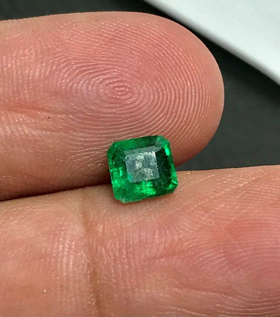 Natural Green Emerald Gemstone High Quality Loose Stone 0.85 Carats - 6X6X4 mm: Natural Green Emerald Gemstone High Quality Loose Stone 0.85 Carats - 6X6X4 mm SHIPPING: 23$ World