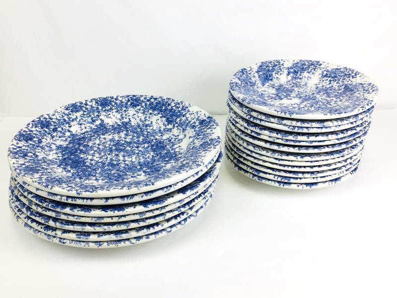 19 Made in Italy Plates: Lot of Modern Spode Style Plates, 7 dinner plates - 11" and 12 dessert - 8 1/2", blue and white, made in Italy for The Cellar