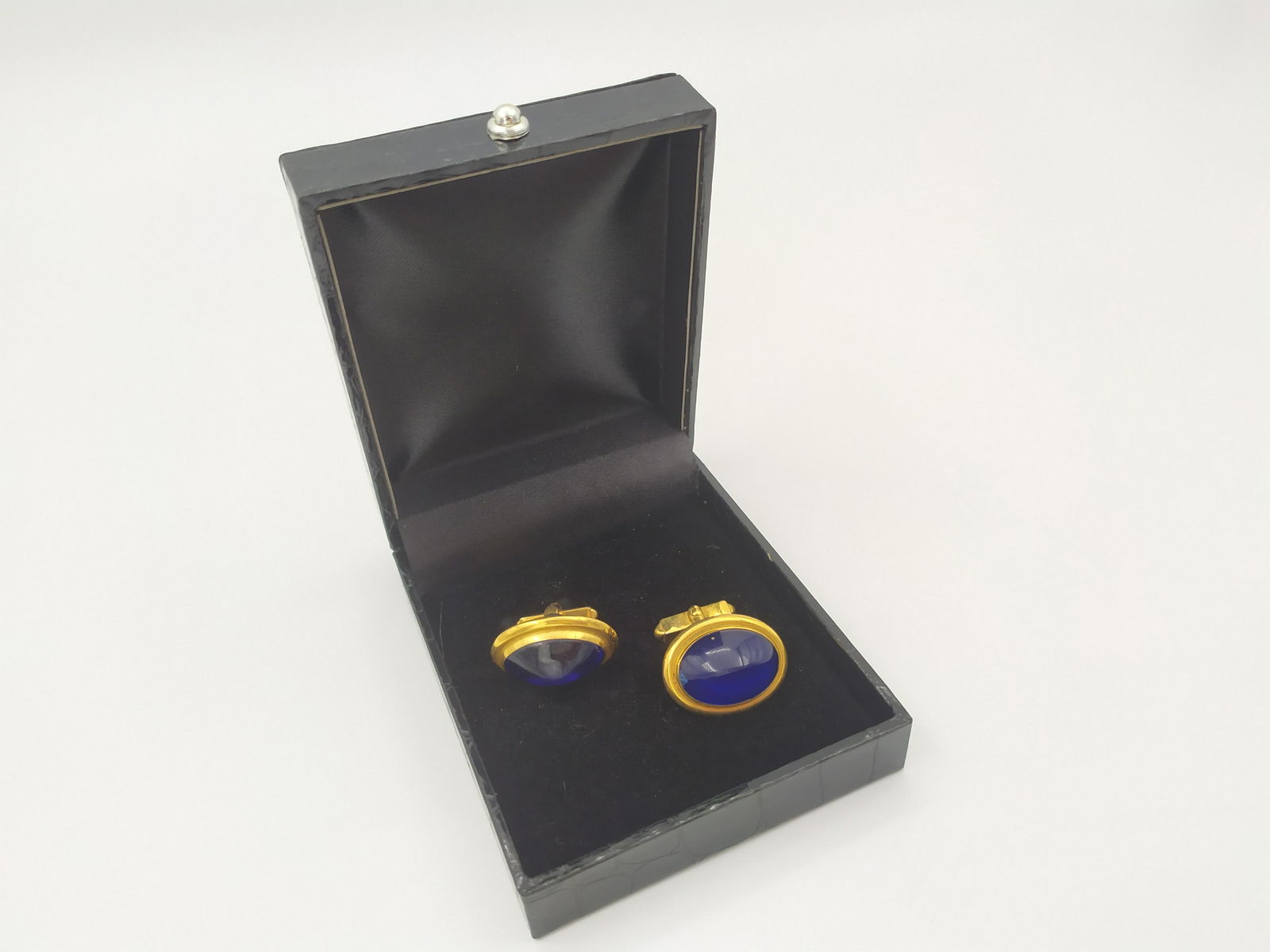 An original pair of cufflinks of the actor James Dean,: An original pair of cufflinks of the actor James Dean, plus a certificate of authenticity signed by Michael Taylor, a well-known collector of celebrity items and Hollywood, who received the item in pe