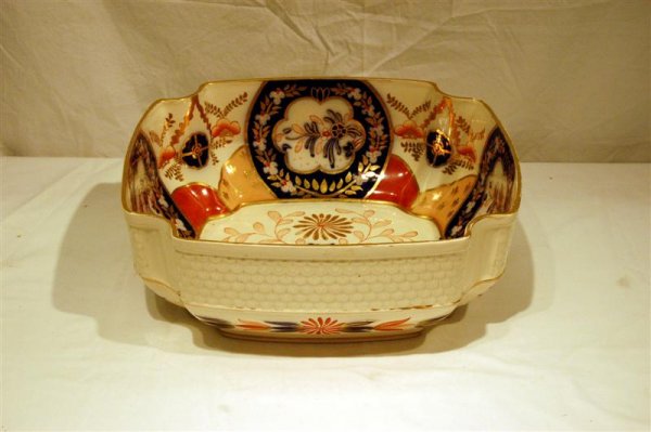 19TH CENTURY IMARI DECORATED ENGLISH IRONSTONE BO
