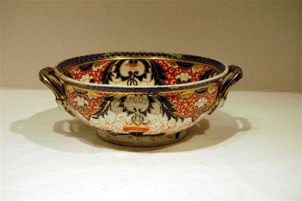 19 C IMARI DECORATED BOWL: 19 C IMARI DECORATED ENGLISH IRONSTONE SERVING BOWL WITH MASK HANDLE - OLD STAPLE REPAIR - 12 1/2" ACROSS HANDLES, 4 1/4" TALL - UNSIGNED DERBY