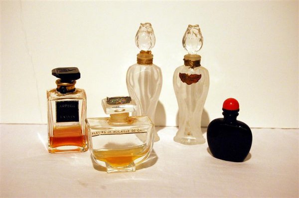 FIVE PERFUME BOTTLES - JOY, TWO CHAMADE/GUERLAIN,: FIVE PERFUME BOTTLES - JOY, TWO CHAMADE/GUERLAIN, FLEURS de ROECAILLE & ARPEGE