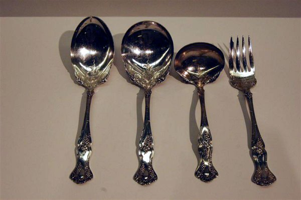 69 PCS. ROGERS VINTAGE PATTERN SILVERPLATED FLATWAR - 2