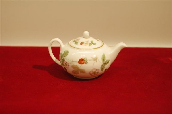 WEDGWOOD BONE CHINA MINATURE TEAPOT - STRAWBERRY P