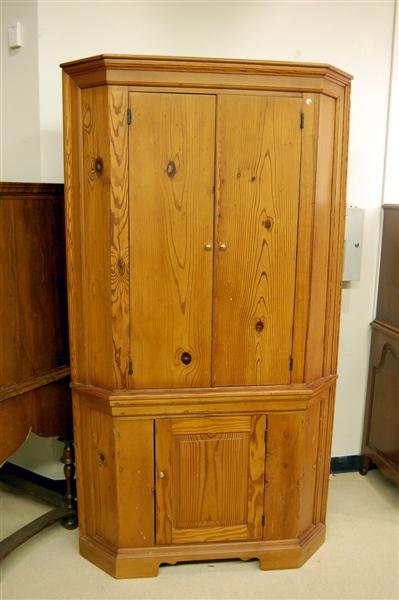 19TH CENTURY PENNSYLVANNIA PINE ONE PC. CORNER CAB