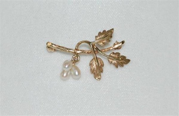 14K YELLOW GOLD & PEARL BROOCH - 1 1/2" LONG - 3 G