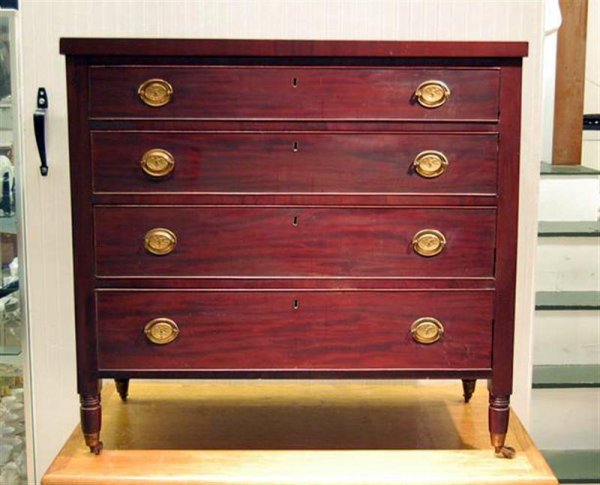 AMERICAN SHERATON CHEST WITH FOUR GRADUATED DRAWER