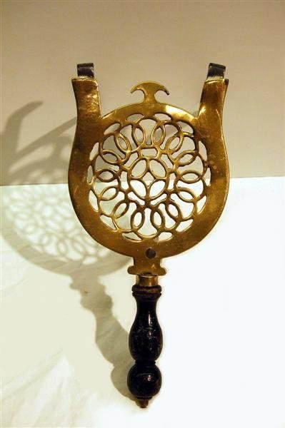19TH CENTURY ENGLISH BRASS & IRON FIRE PLACE TRIVE