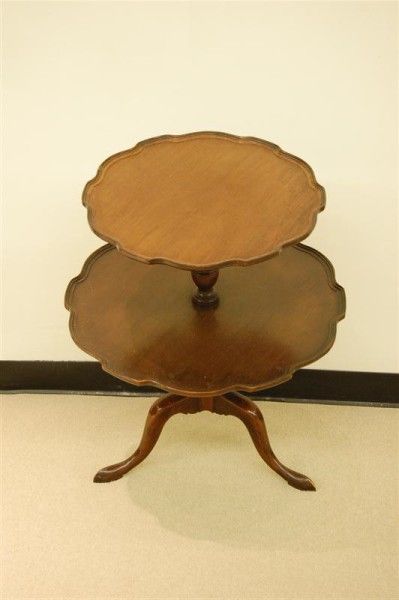 ROUND MAHOGANY QUEEN ANNE STYLE STAND - 30"