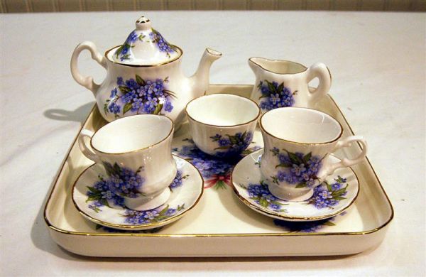 ENGLISH BONE CHINA CHILD'S TEA SET: ENGLISH BONE CHINA CHILD'S TEA SET - BY SHELTONIAN CHINA - EIGHT PCS. - FORGET ME NOT DECORATION - TRAY - 7" SQUARE - POT - 3" IN DIA.