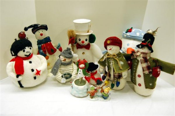 LOT OF CHRISTMAS THEME FIGURINES - LIMITED EDITION