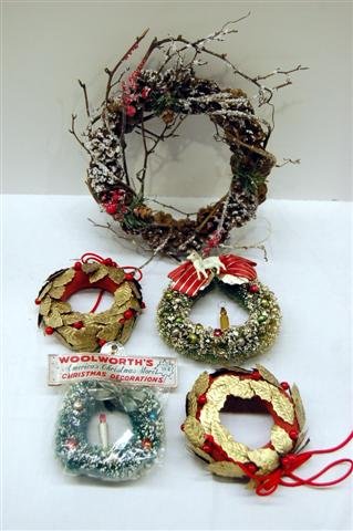 GROUP OF FIVE SMALL CHRISTMAS WREATHS