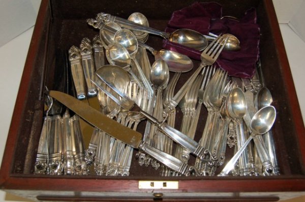 Set of International Sterling " Royal Danish ": Cased Set of International Sterling" Royal Danish " pattern (1939) - 102 pcs. - 12 dinner forks, 12 dinner knives, 12 spoons, 12 salad forks, 12 soup spoons, 6 iced teaspoons, 12 butter knives, 8 cock