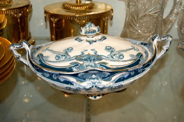 English Ironstone Blue & White Transfer Covered Se: English Ironstone Blue & White Transfer Covered Serving Dish - Royal Staffordshire Pottery - Irish Pattern - 7" tall x 13 1/4" x 7 1/2"
