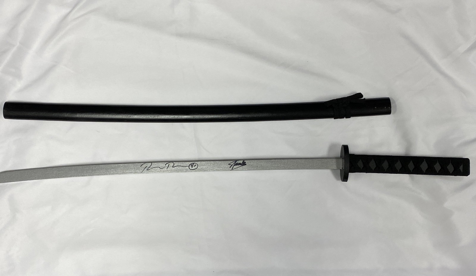 Signed Deadpool Sword 2 casts Stan Lee: Our company has been collectibles business since 2008. All items are unique and valuable for all the collectors. Our company is all online based and will be shipping from our warehouses or different c