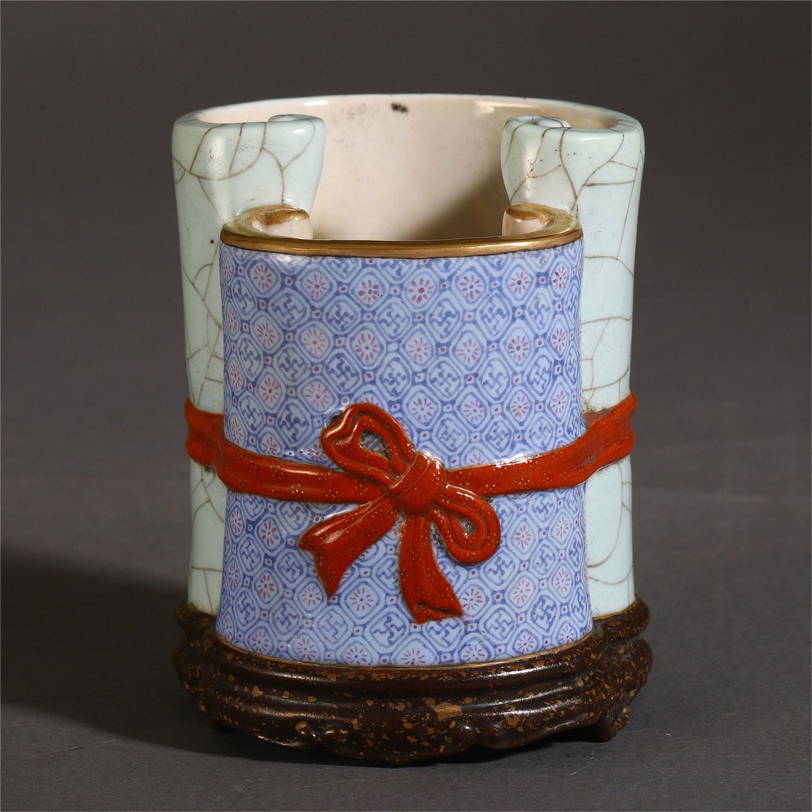 CHINESE PORCELAIN FAMILLE ROSE FLOWER PATTERN BRUSHPOT: H. 8.6 cm. Diam.7 cm. Weight 250 gram