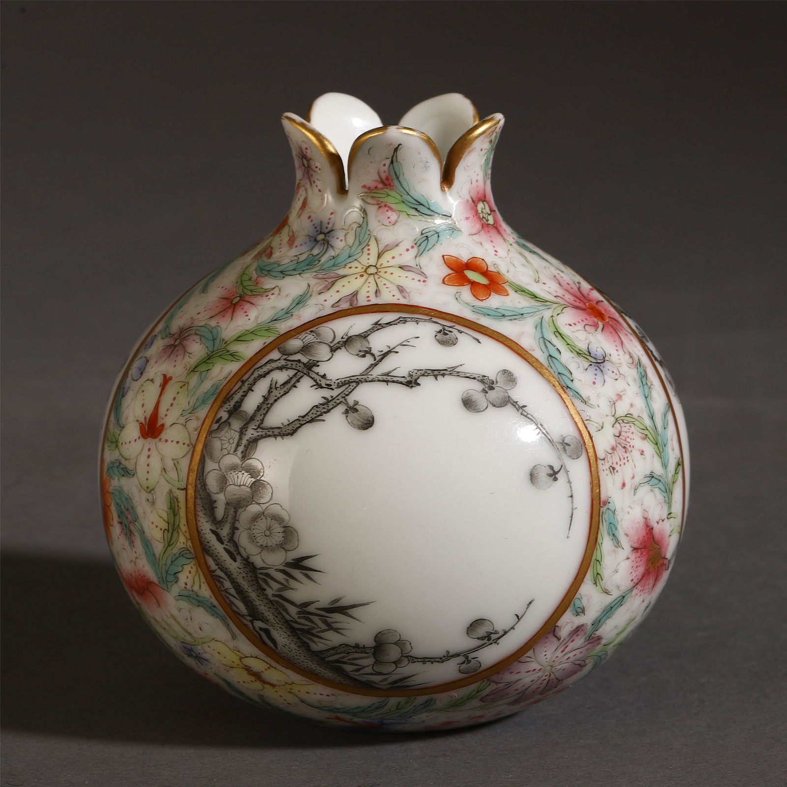 CHINESE PORCELAIN FAMILLE ROSE FLOWER PATTERN VASE: H. 7.7 cm. Diam.7.2 cm. Weight 110 gram