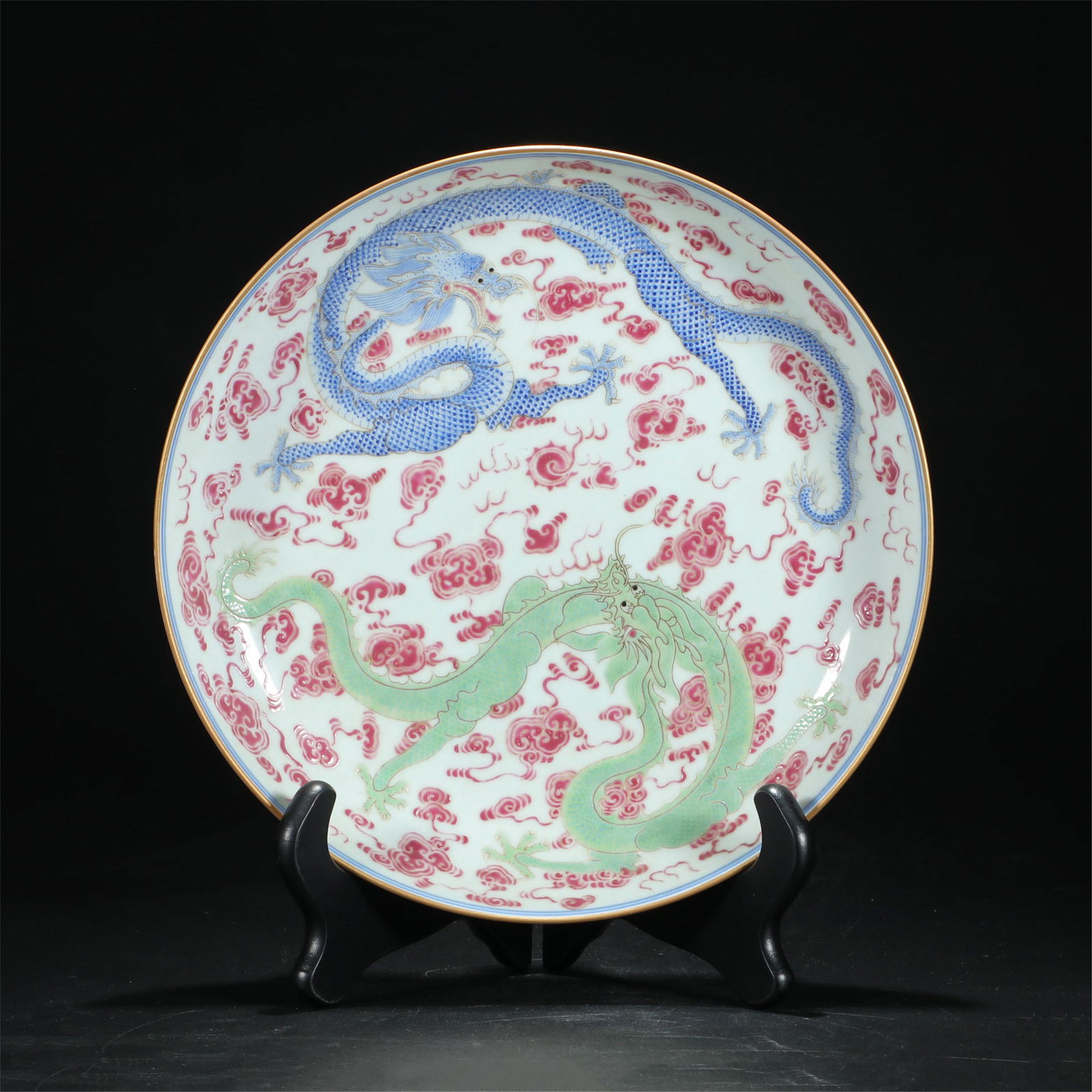 CHINESE PORCELAIN FAMILLE ROSE DOUBLE DRAGON PATTERN: H. 4.5 cm. Caliber. 23.5 cm.