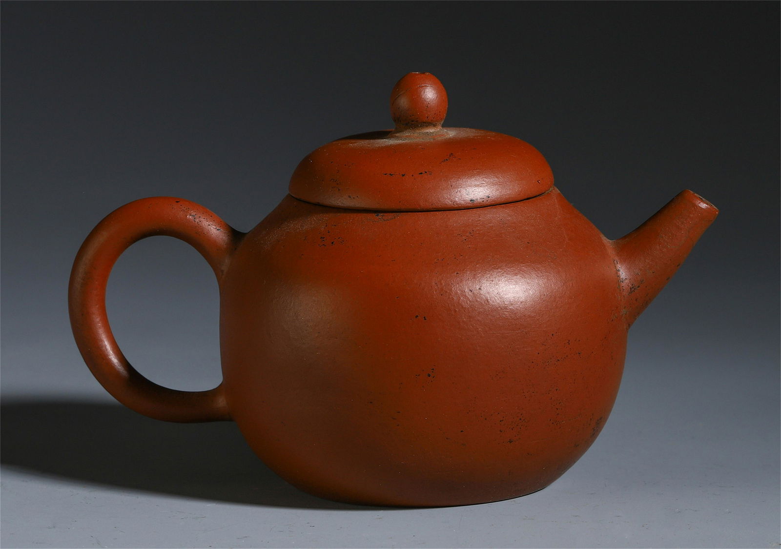 A CHINESE YIXING ZISHA TEA POT: H. 7.3 cm. L. 11.3 cm. W. 6.8 cm. Weight 140 gram.