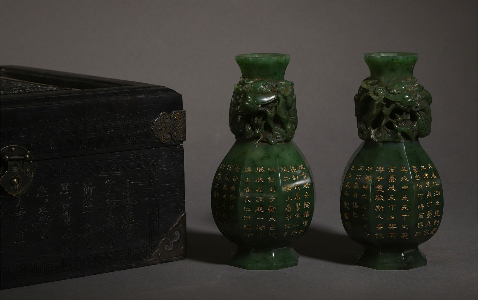 A PAIR OF CHINESE DRAGON PATTERN AND GOLD PAINTED: H. 15.3 cm. Diam. 7 cm. Total Weight 1170 gram.