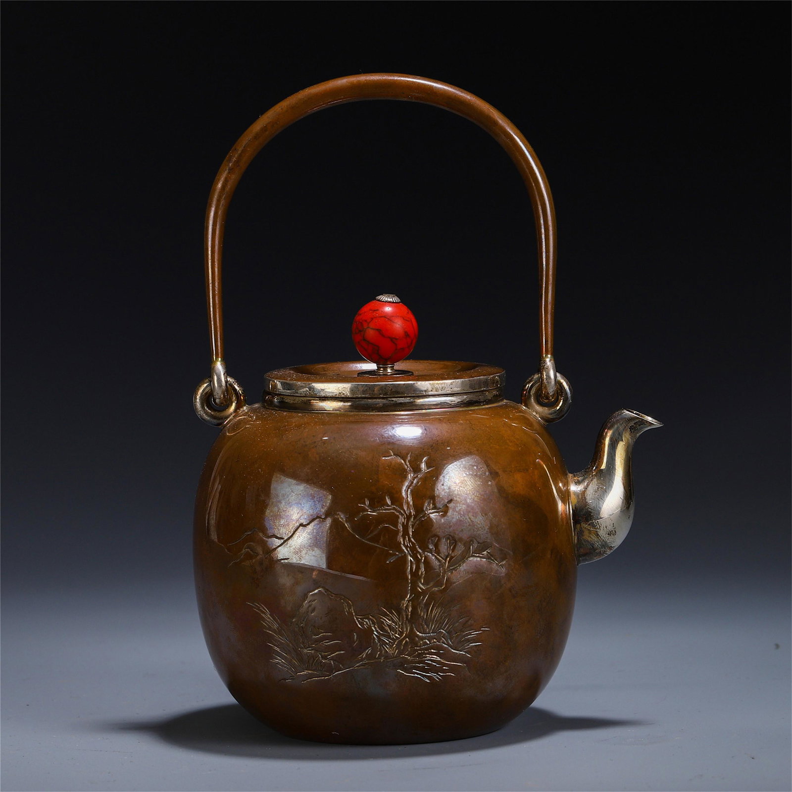 A CHINESE SILVER LONG HANDLE KETTLE: H. 17 cm. L. 12 cm. W. 9.5 cm. Weight 370 gram.