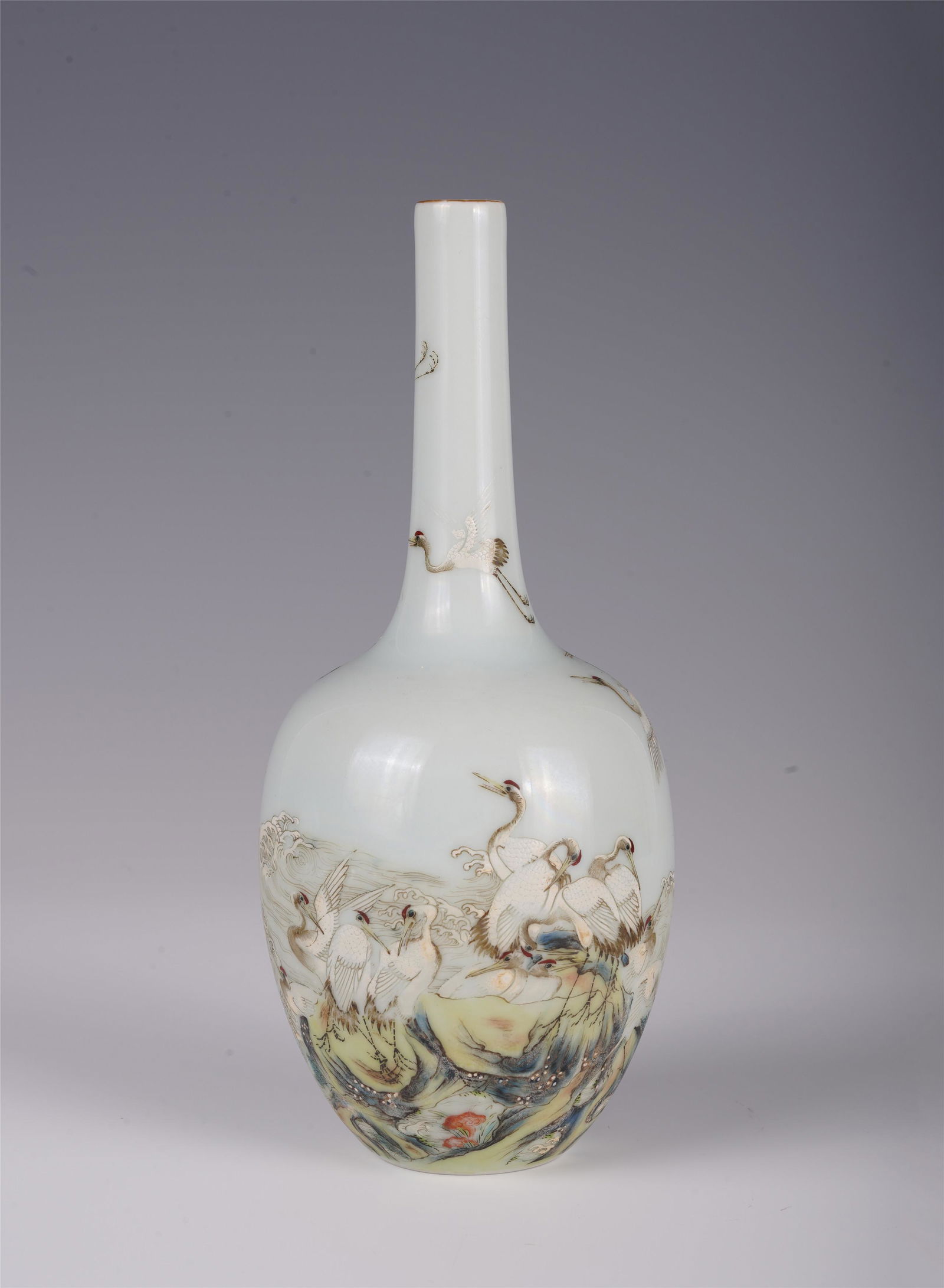 CHINESE FAMILLE ROSE CRANES GATHERING PATTERN BOTTLE: H. 21 cm.