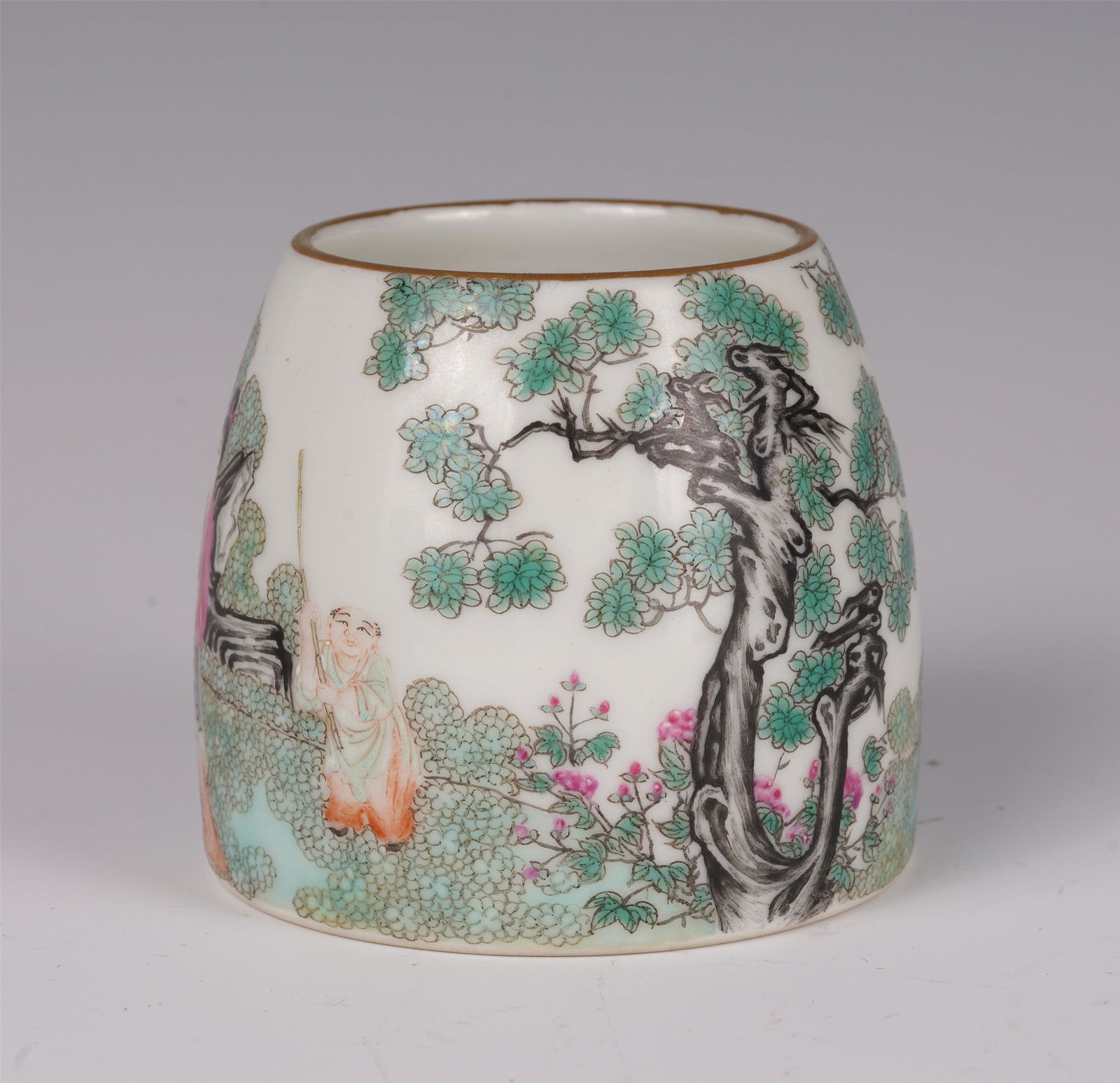 CHINESE FAMILLE ROSE BOYS PLAYING PATTERN WATERPOT: H. 5.5 cm.