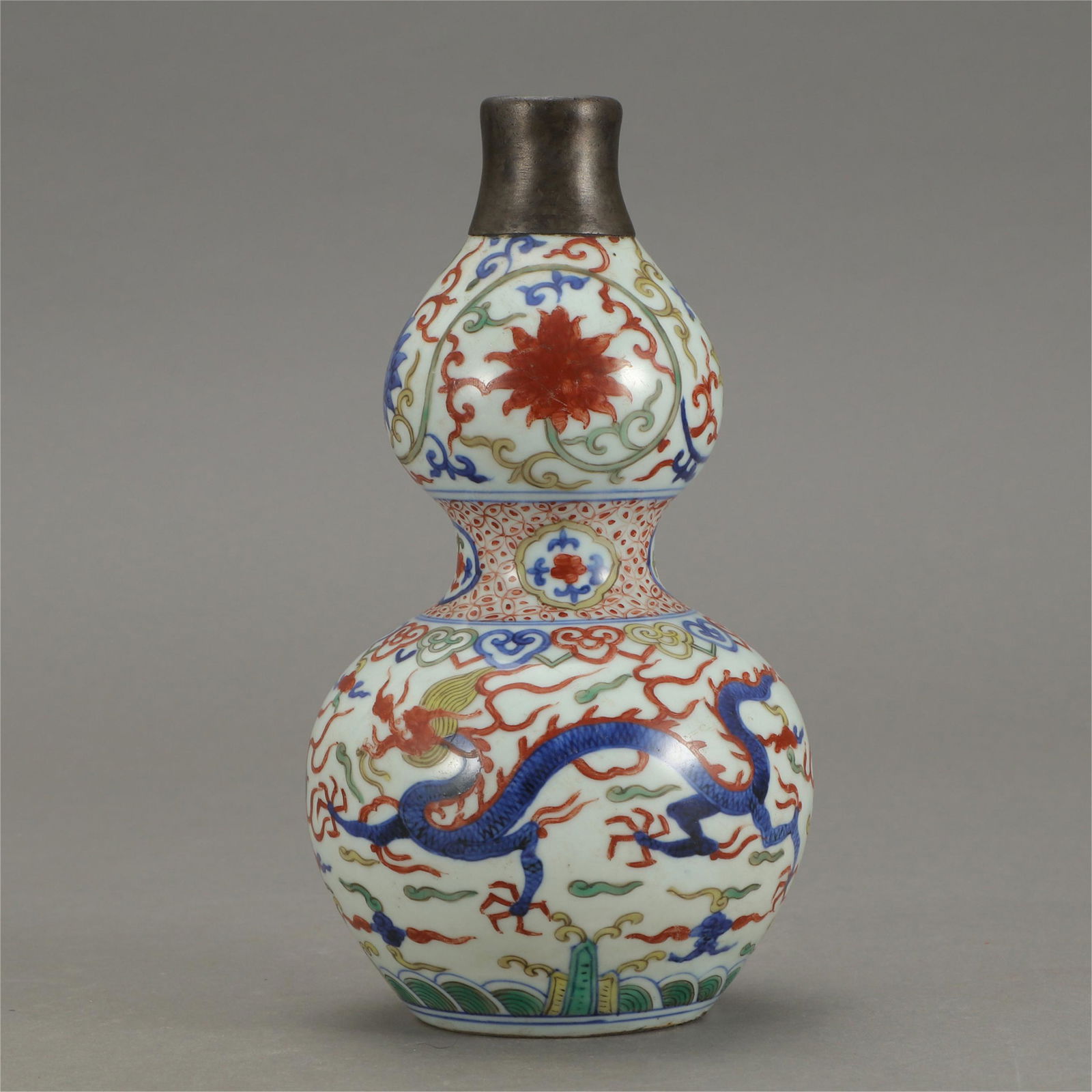 CHINESE FAMILLE ROSE PORCLEAIN DRAGON PATTERN GOURD: H. 21 cm. Abdominal diameter. 11.3 cm.