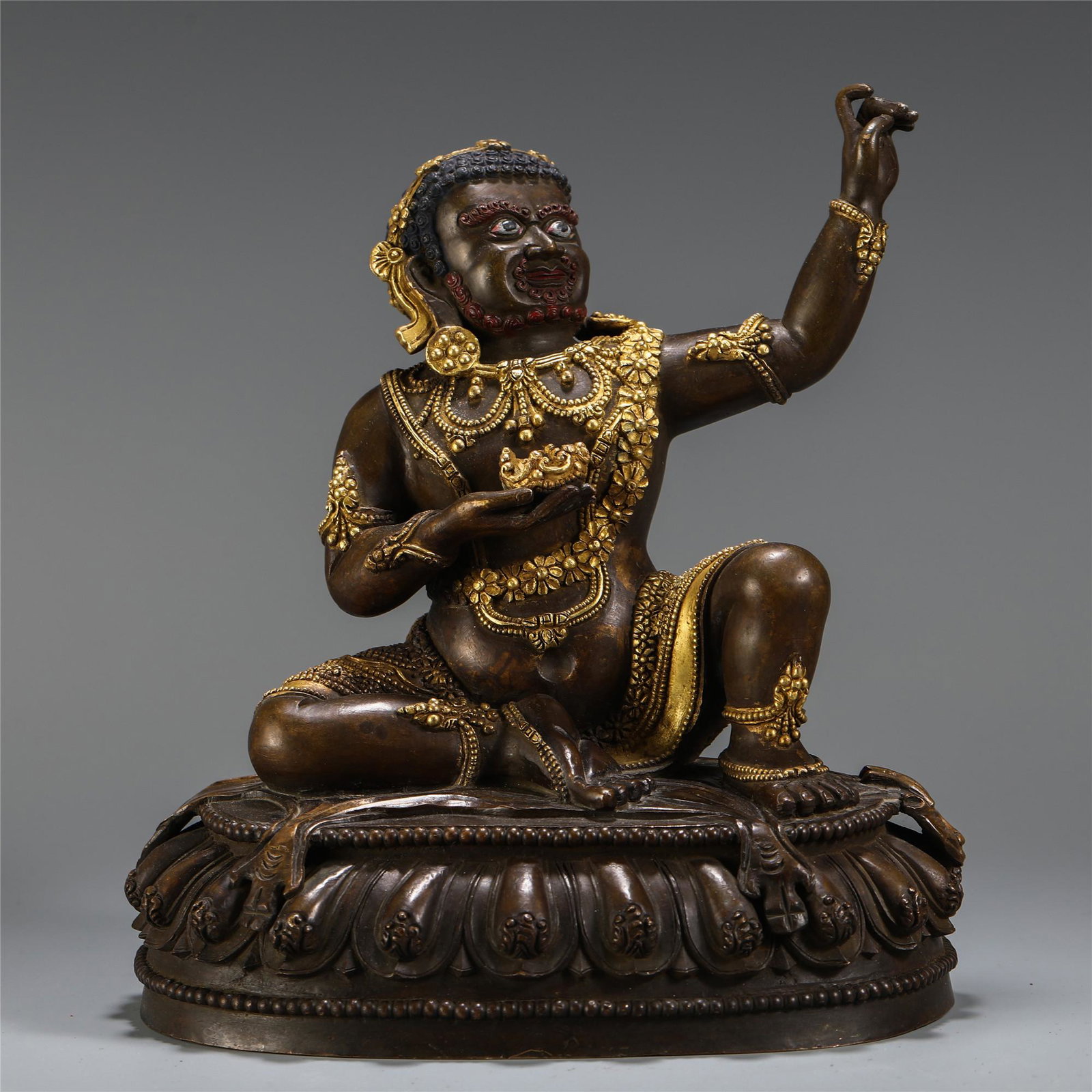 CHINESE GILT BRONZE SEATED BUDDHIST TREASURE KING: H. 21.5 cm. W. 18.8 cm. T. 13.2 cm. Weight 4360 gram.