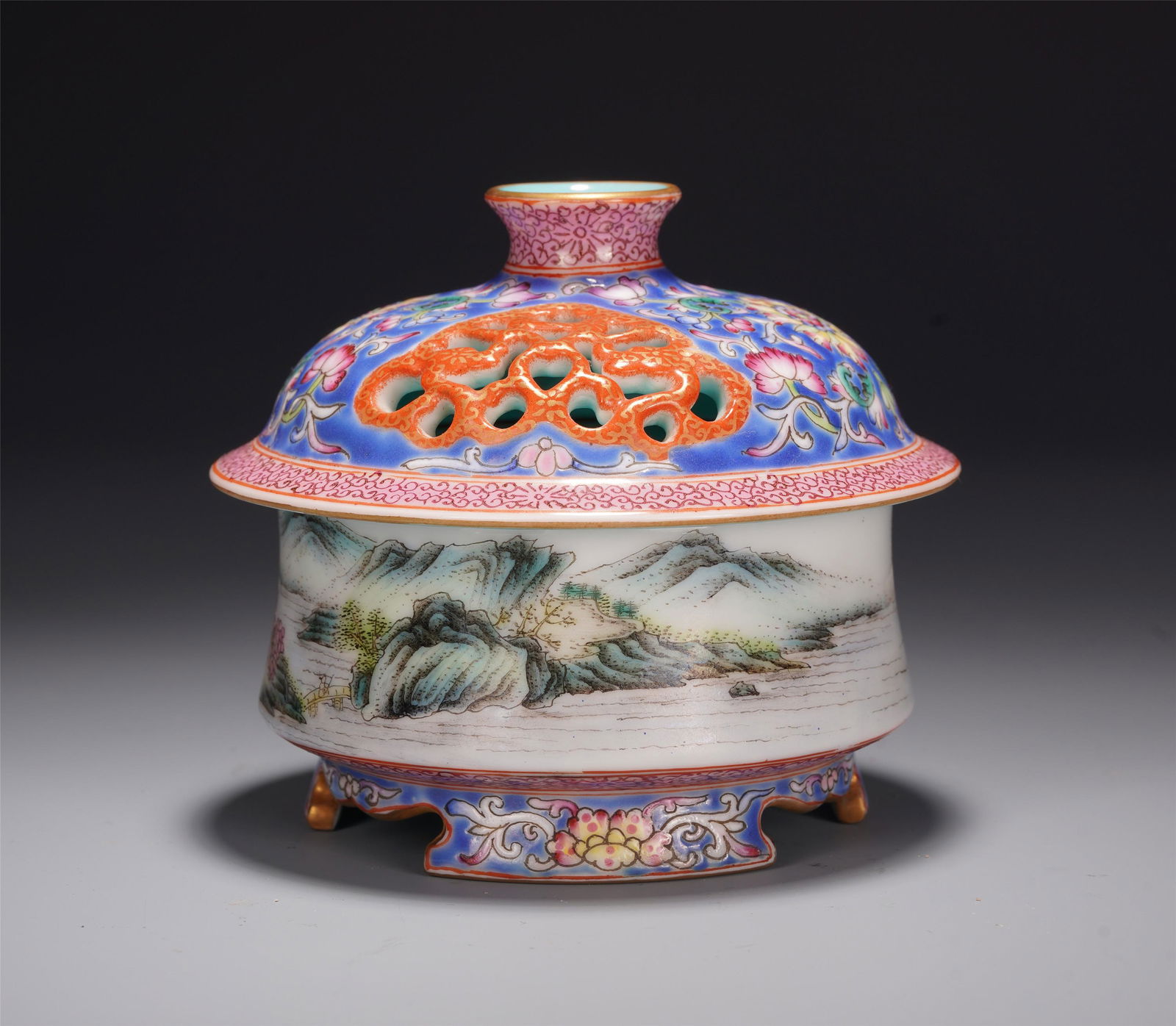 A CHINESE PORCELAIN FAMILLE ROSE MOUNTAIN PATTERN: H. 6.5 cm.