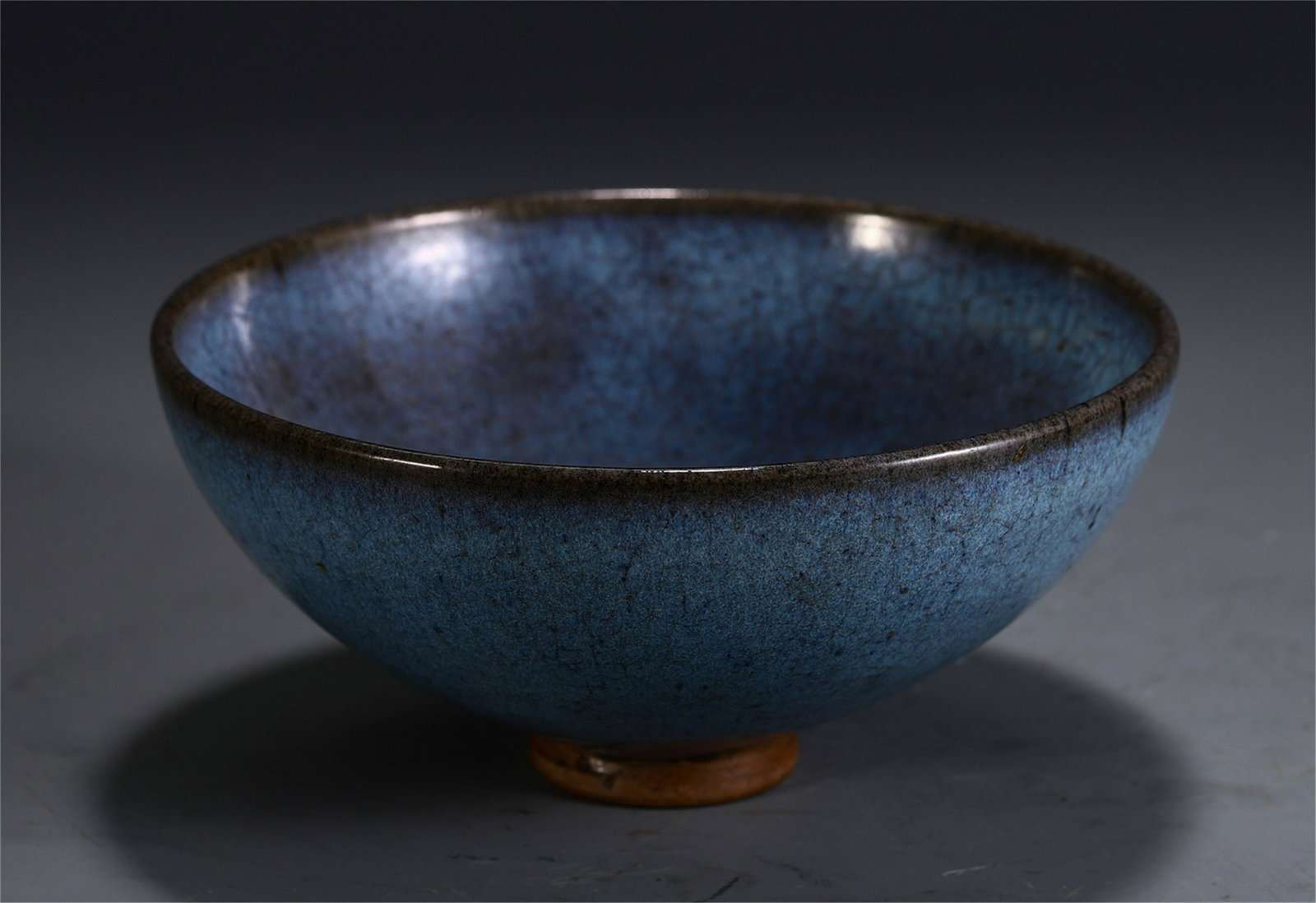 AN ANCIENT CHINESE PORCELAIN BOWL: Diam. 16.5 cm. H. 7 cm. Weight 330 gram.