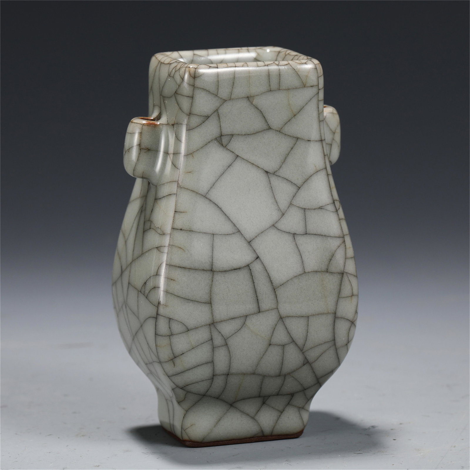 CHINESE CRACKED GLAZE ARROW SQUARE VASE: H. 9.3 cm. L. 5 cm. W. 4 cm. Weight 180 gram.