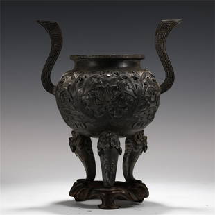 CHINESE BRONZE RELIEF-DECO FLWOER DOUBLE HANDLE TRIPLE: H. 30.8 cm. Ear diameter. 24 cm. Diam. 17 cm.