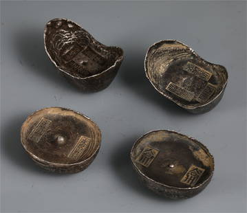 A SET OF CHINESE ANCIENT SILVER OR SILVERED INGOT: H. 4.3 cm. L. 6.5 cm. W. 4 cm.