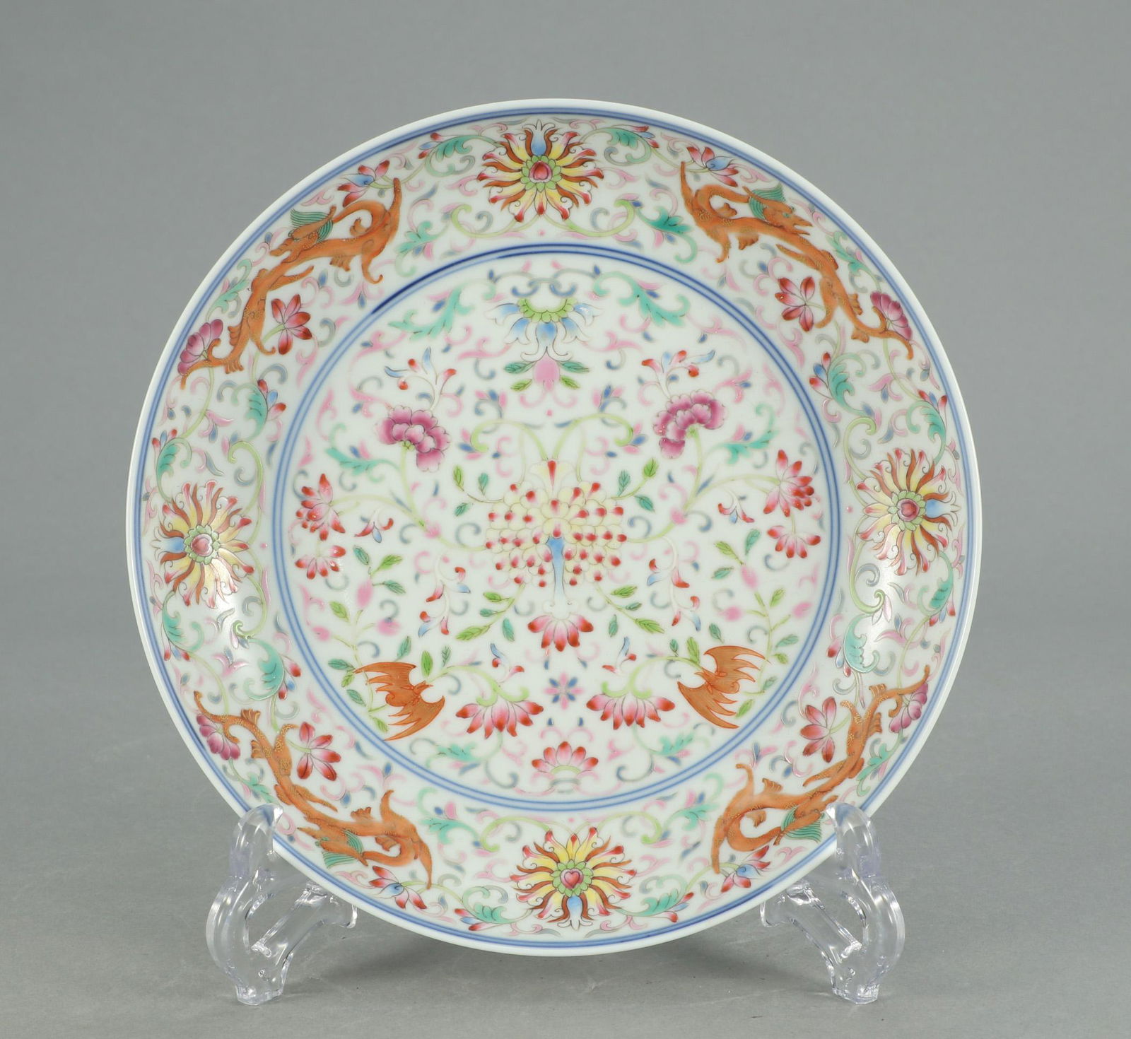 CHINESE FAMILLE ROSE PORCELAIN FLOWERS DRAGON PATTERN: H. 4 cm. Caliber. 21 cm.