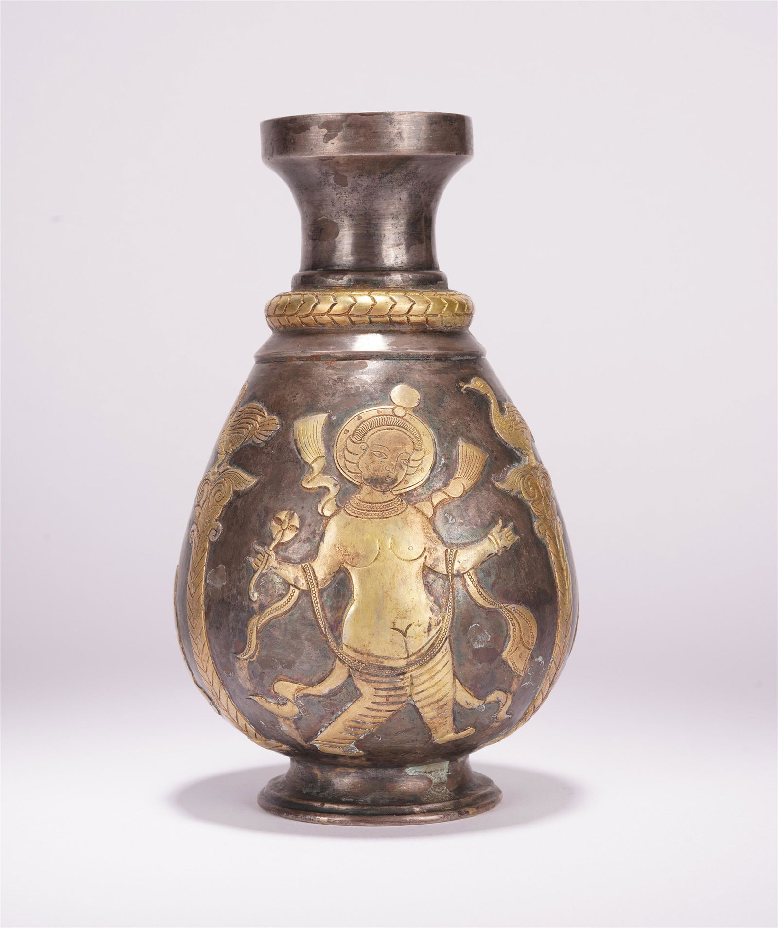 A CHINESE PURE SILVER INLAID DOT GOLD FIGURE PATTERN: H. 18.5 cm. Weight 493 gram.