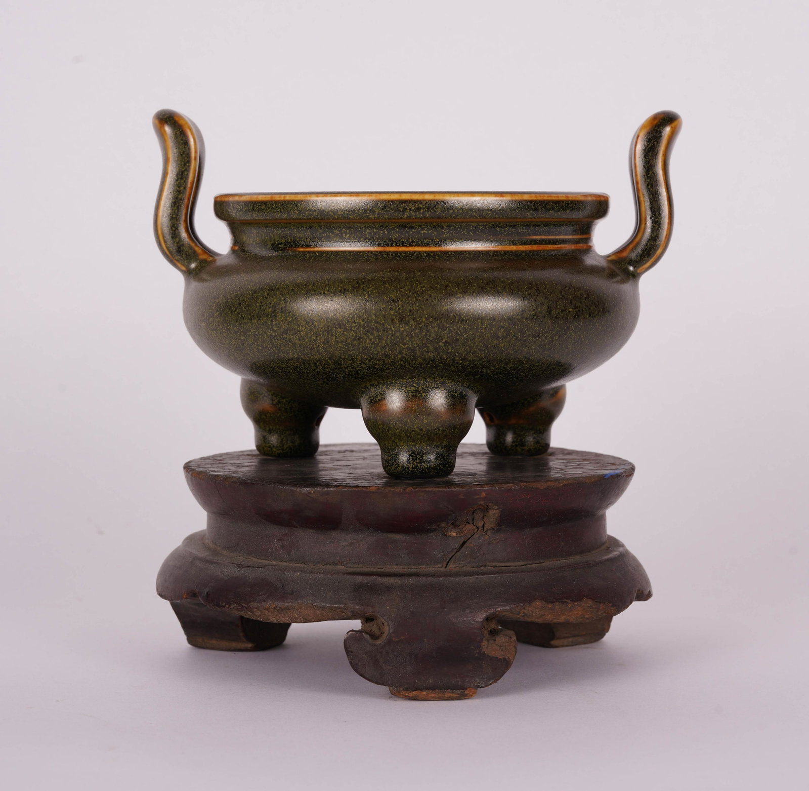 A CHINESE EEL-SKIN GLAZED TRIPLE FEET DOUBLE HANDLE: 15.5x10 cm.