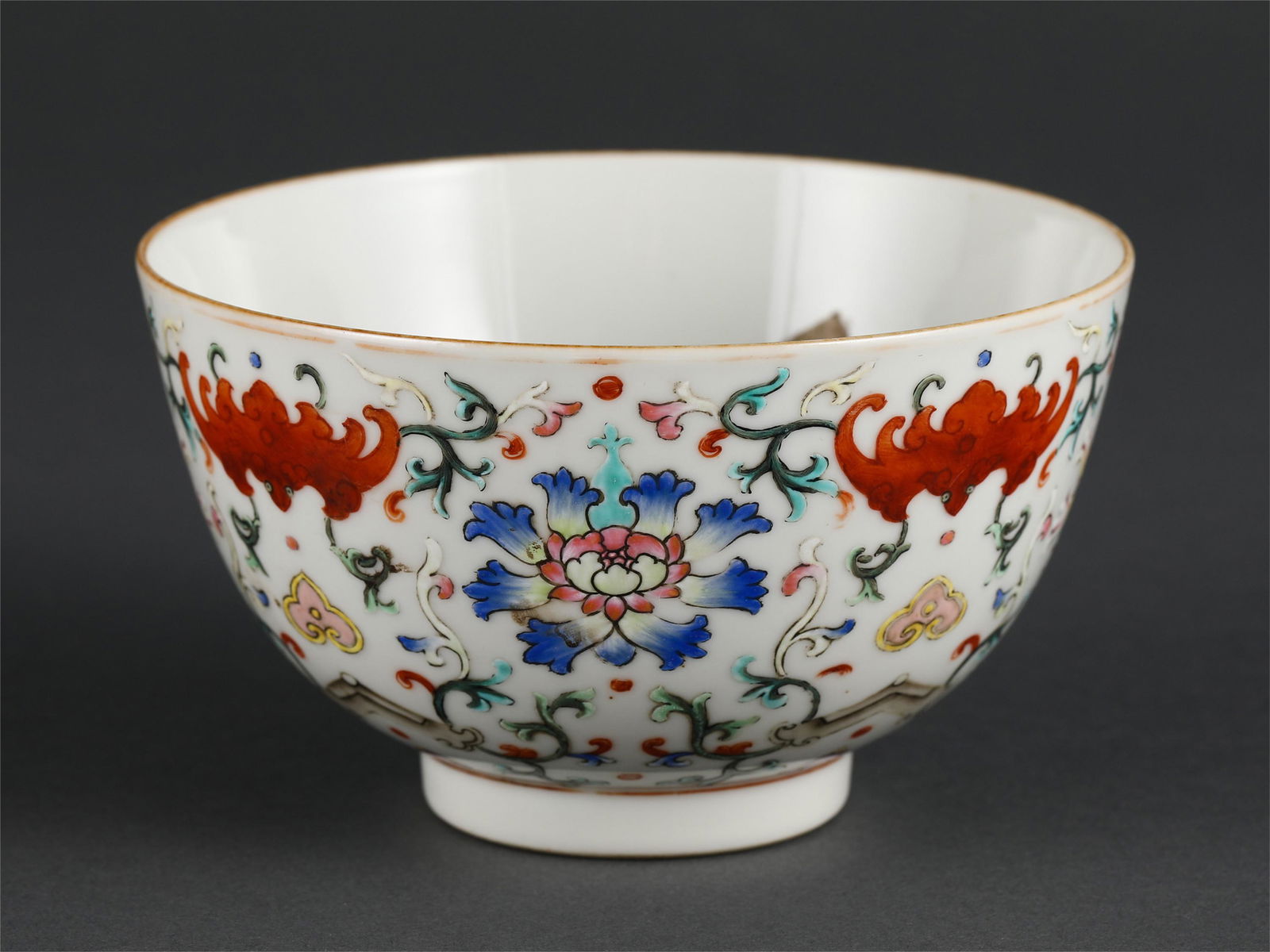 CHINESE FAMILLE ROSE PORCELAIN FLOWERS PATTERN BOWL: H. 7.5 cm. Diam. 13 cm.