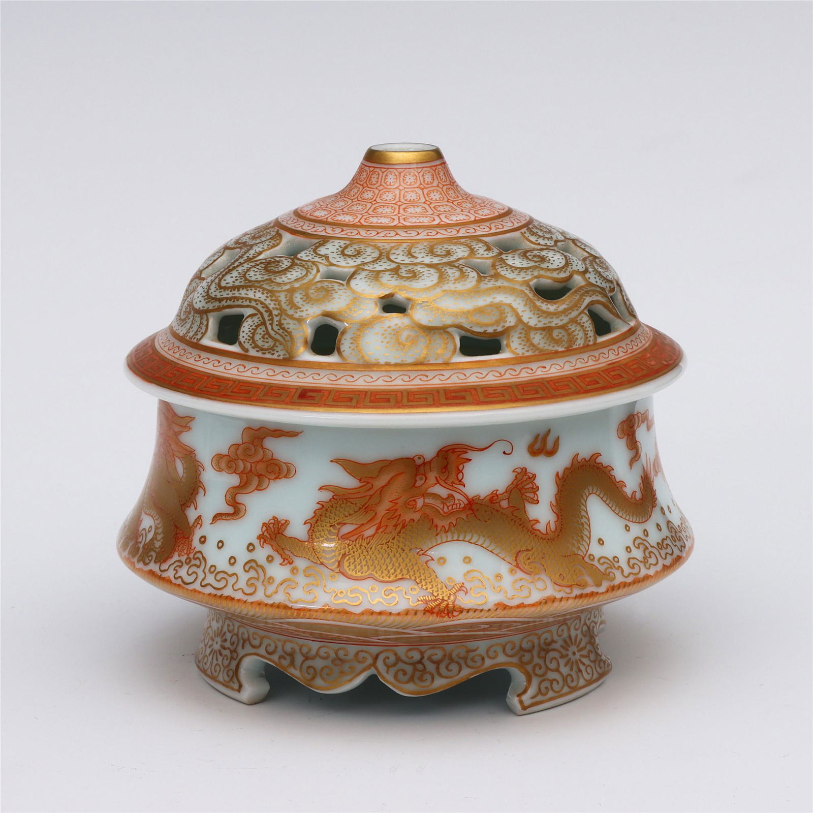 CHINESE FAMILLE ROSE PORCELAIN GOLD-DRAGON PATTERN: H. 10.5 cm. Diam. 11.5 cm.