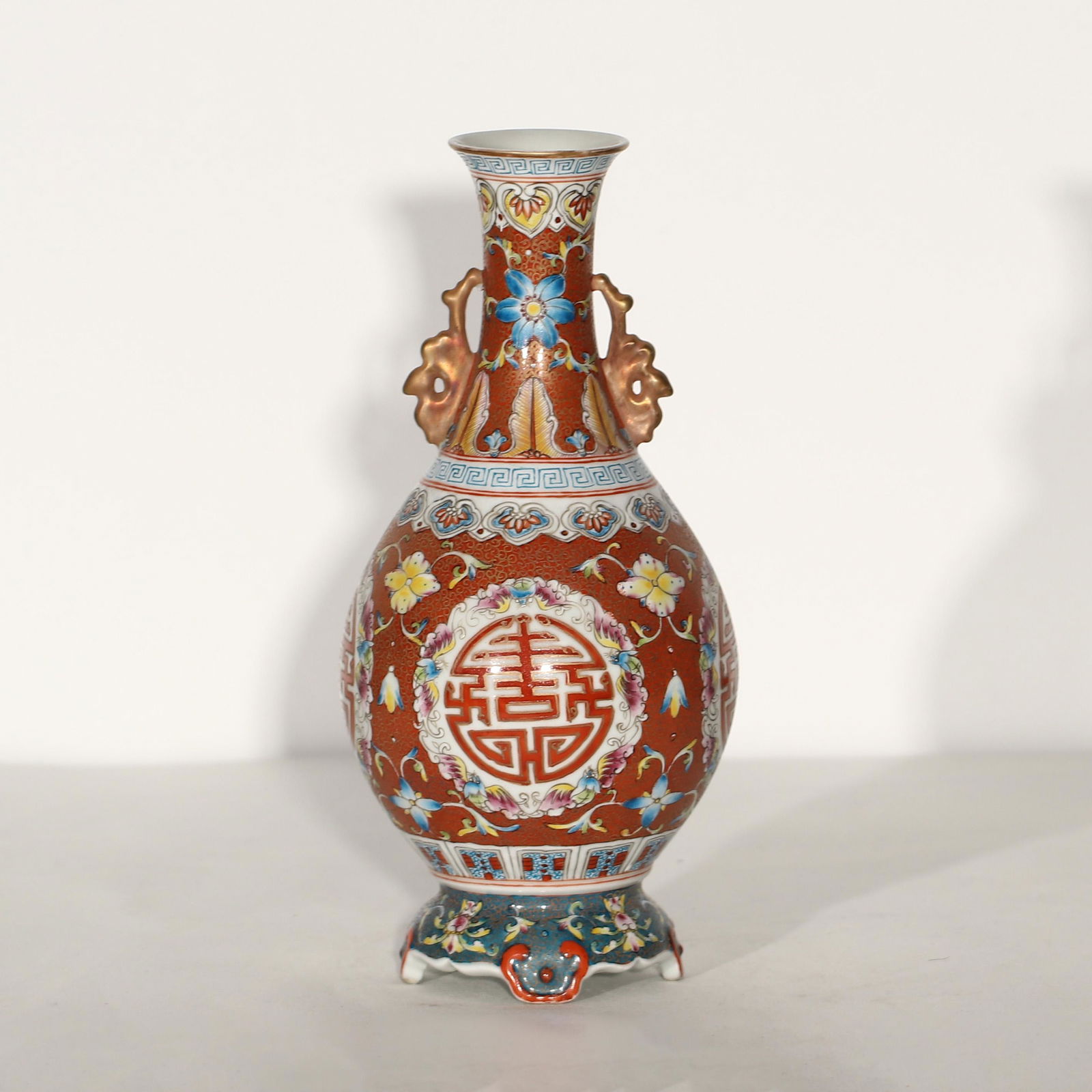 CHINESE FAMILLE ROSE PORCELAIN VASE WITH PATTERN: H. 27 cm.